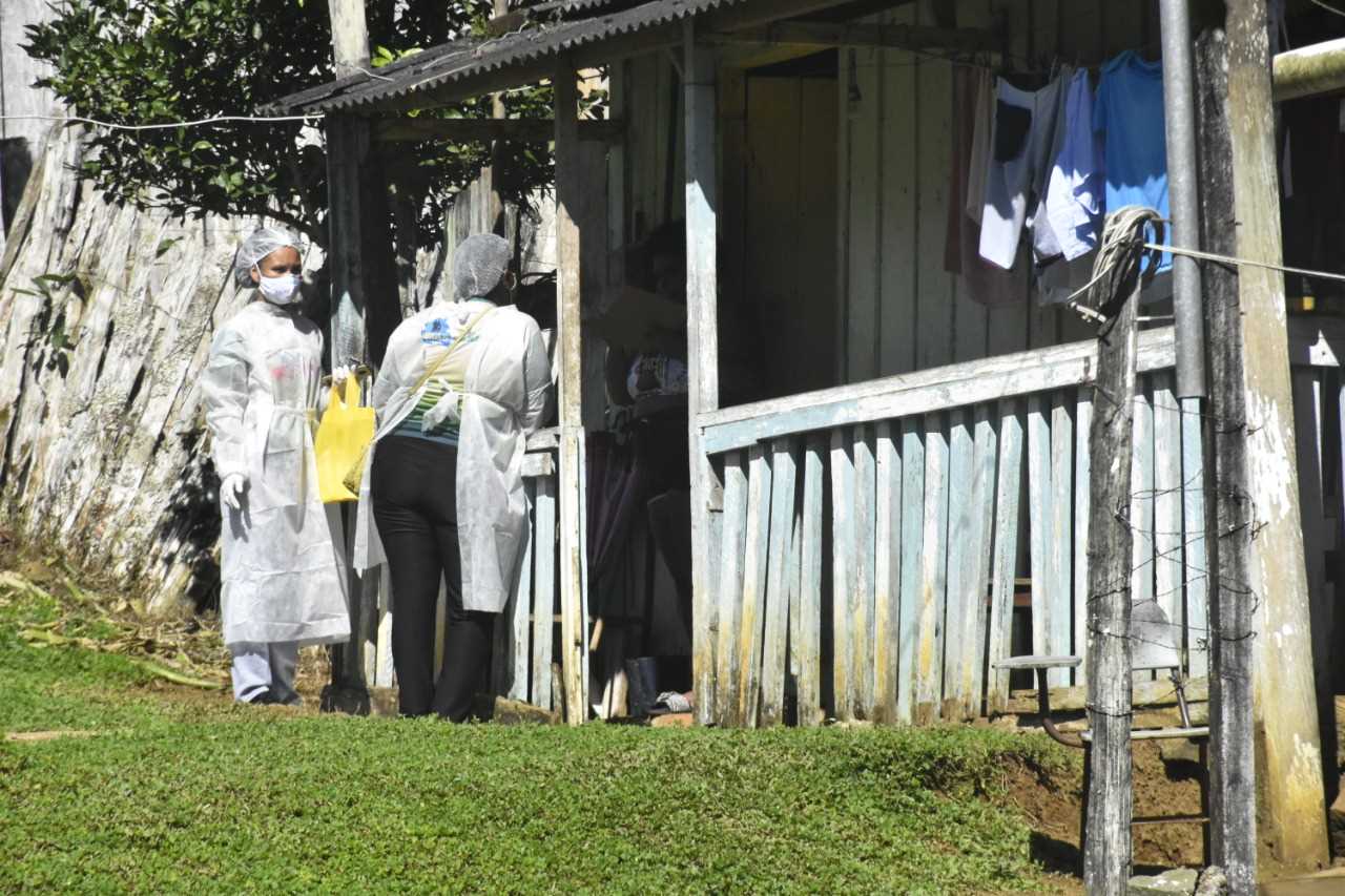 Camacã: Equipe da Secretaria de Assistência Social entrega cesta básica em Novo Itamaraty e Zona Rural